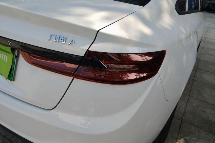 吉利几何A 2024款 410KM 出行版车身外观9