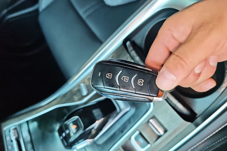 蓝电E5 2023款 1.5L DE-i 100KM畅享型 7座中控内饰11