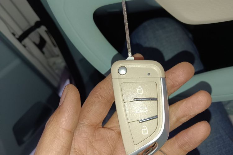 凌宝汽车 凌宝uni 2025款 微甜版 11.52kWh中控内饰11