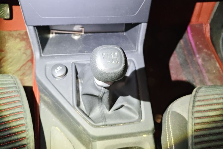 五菱汽车 五菱宏光PLUS 2020款 1.5L 手动标准型 5座中控内饰18