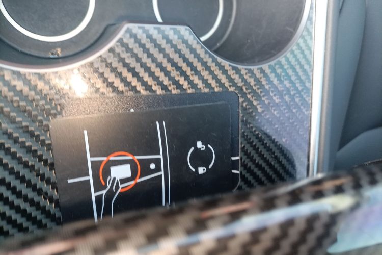 特斯拉 Model Y 2022款 改款 长续航全轮驱动版中控内饰7001