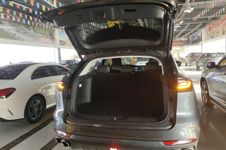 长安UNI-K 2023款 2.0T 两驱悦尚型机舱底盘23