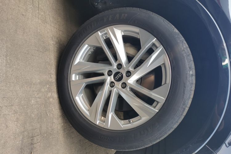 奥迪Q7 2021款 55 TFSI quattro S line运动型车身外观10