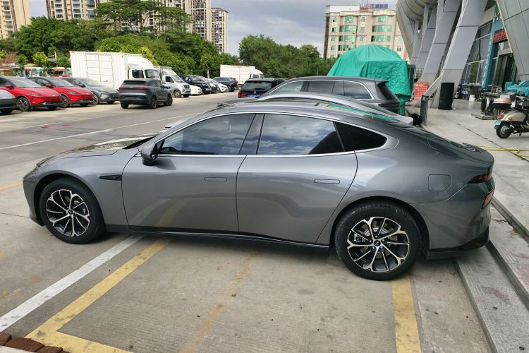 小鹏P7 2022款 625E车身外观4