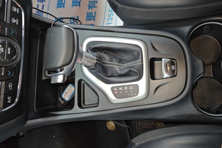 Jeep 自由光 2020款 2.0L 两驱经典运动版中控内饰18