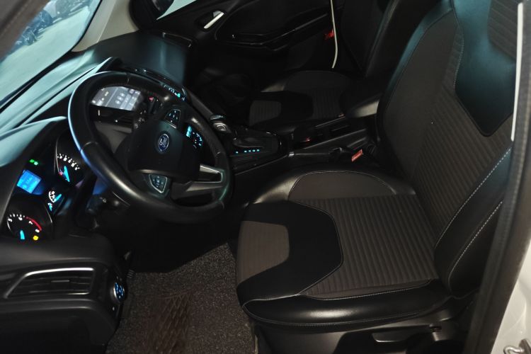 福特 福克斯 2017款 三厢 1.6L 自动风尚型智行版局部细节19