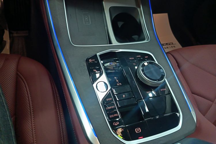 宝马X5 2025款 xDrive 30Li 尊享型M运动曜夜套装中控内饰18