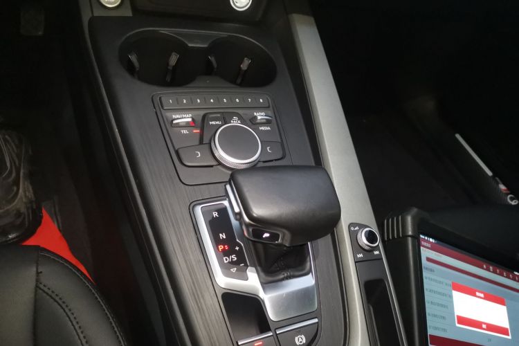 奥迪A4L 2019款 40 TFSI 进取型 国VI中控内饰18