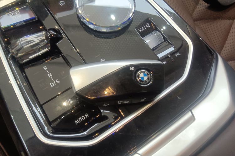 宝马7系 2023款 735Li 豪华套装中控内饰11