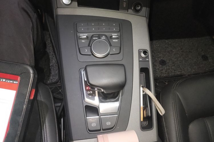奥迪Q5L 2018款 40 TFSI 荣享进取型 国V中控内饰18