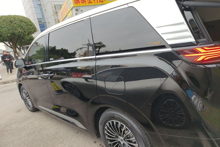 腾势D9 2022款 DM-i 1040 尊贵型车身外观4