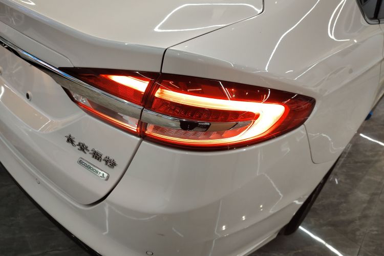 福特 蒙迪欧 2017款 改款 EcoBoost 180 豪华型车身外观9