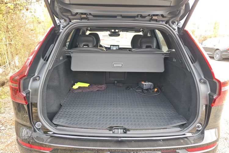 沃尔沃XC60新能源 2026款 插电式混动 长续航四驱智远极夜黑版机舱底盘23