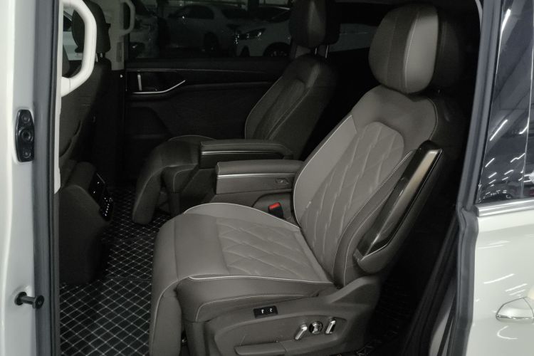 大众 威然 2023款 改款 380TSI 尊贵版中控内饰21