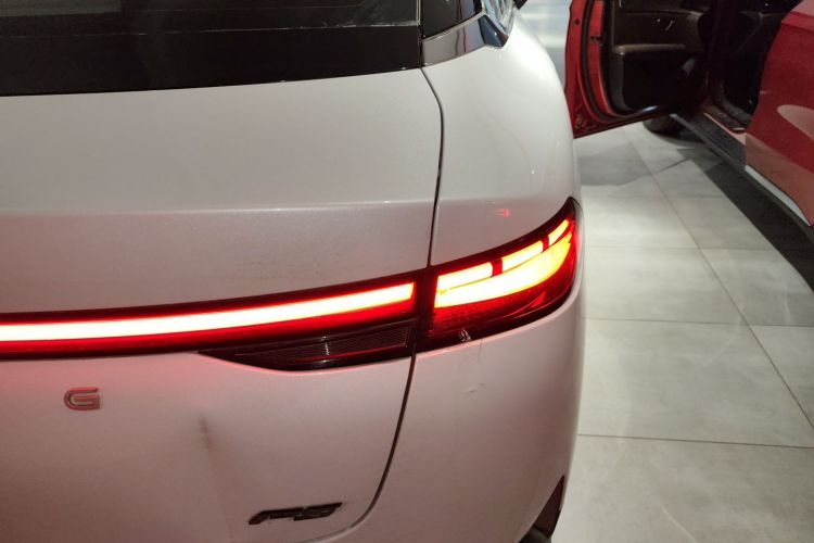 小鹏P5 2021款 460E车身外观9