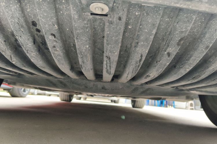 奔驰E级 2020款 E 300 L 时尚型局部细节9008