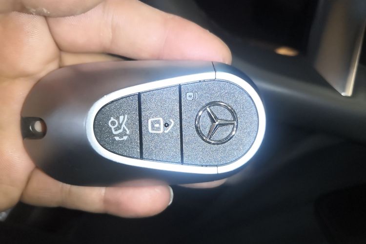 奔驰C级 2025款 C 260 L 皓夜运动版中控内饰7001