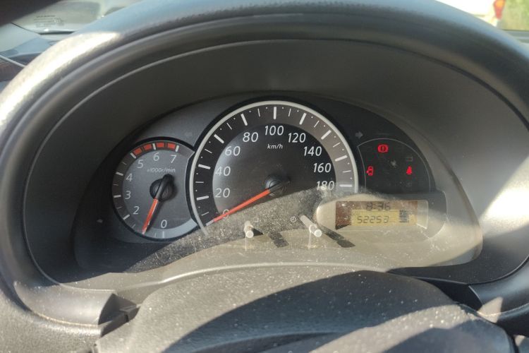 日产 玛驰 2015款 1.2L 手动易享版中控内饰14