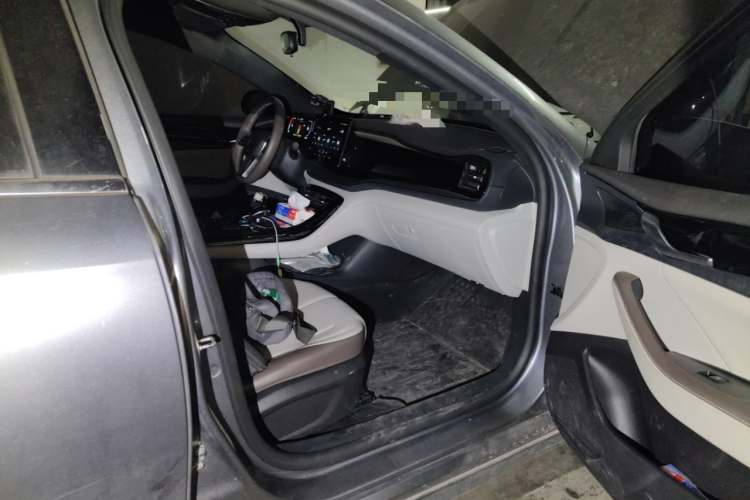 比亚迪 秦PLUS 2023款 冠军版 DM-i 55KM领先型局部细节9005