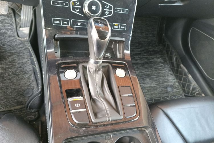 红旗H5 2019款 30TD 型动版中控内饰18