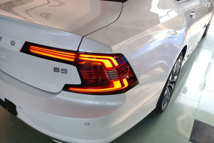 沃尔沃S90 2023款 B5 智逸豪华版车身外观9