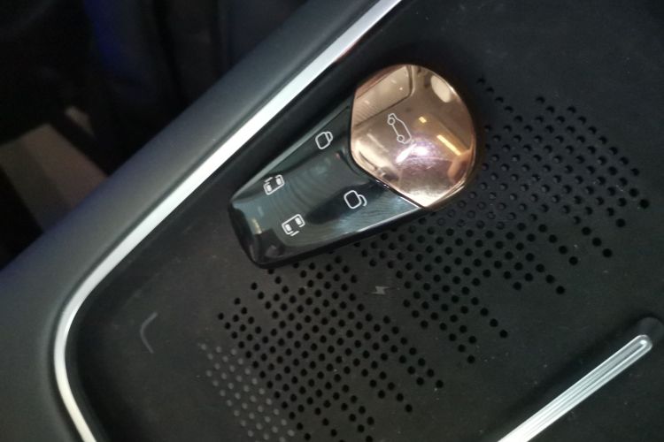 岚图汽车 岚图梦想家 2025款 PHEV 四驱旗舰乾崑版中控内饰7001