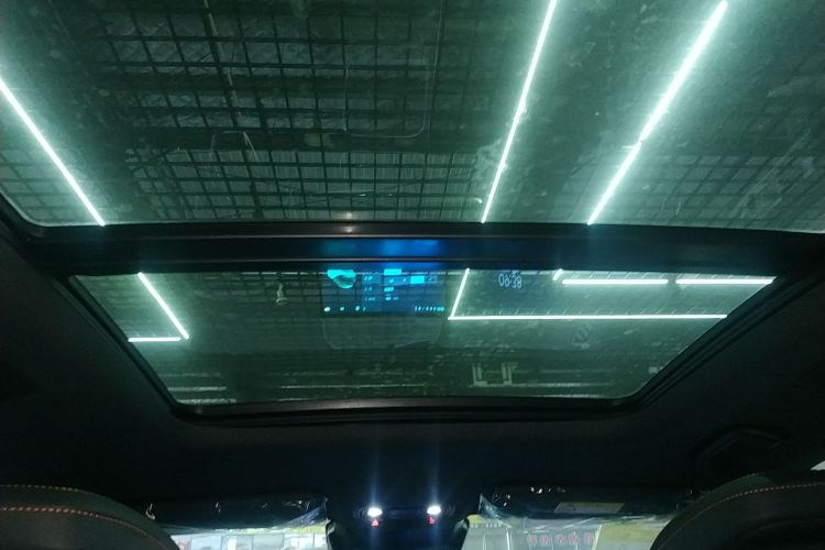 哪吒汽车 哪吒L 2024款 增程 310 闪充红衣版中控内饰22