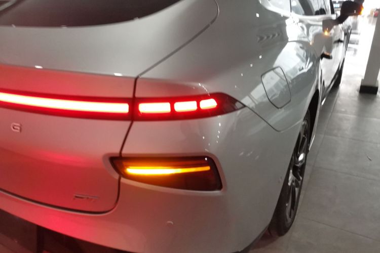 小鹏P7 2022款 480E+车身外观9