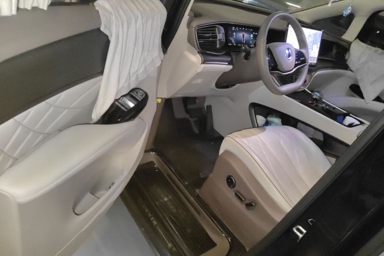 腾势D9 2022款 DM-i 970 四驱旗舰型中控内饰7003