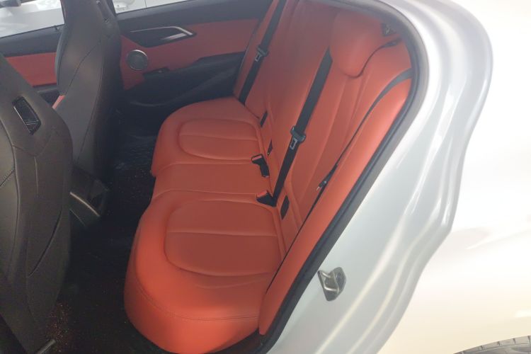 宝马1系 2021款 125i M运动曜夜版中控内饰21