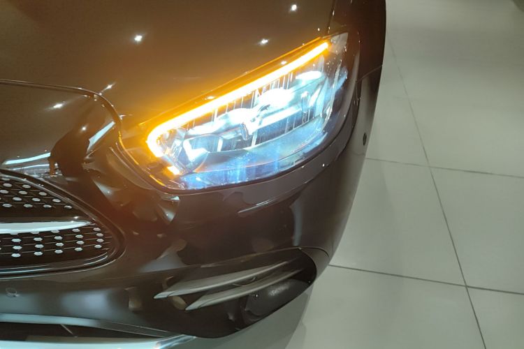 奔驰E级 2023款 E 300 L 运动时尚型车身外观36