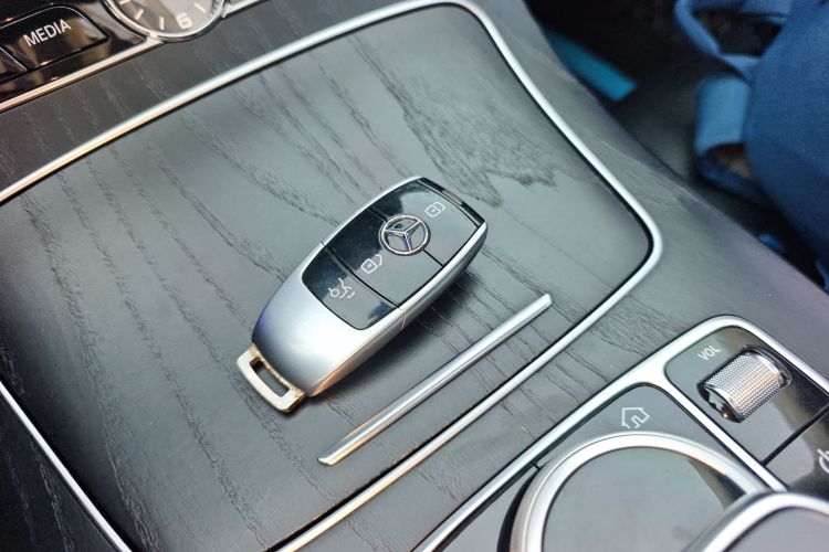 奔驰E级 2017款 E 300 L 运动豪华型中控内饰11