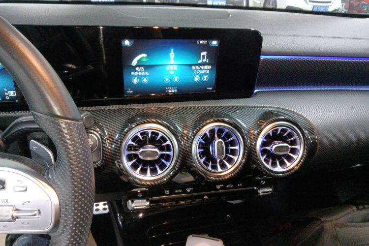 奔驰A级 2019款 改款 A 180 L 运动轿车中控内饰16