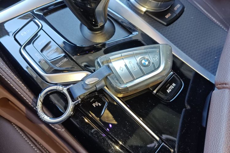 宝马5系新能源 2022款 改款三 535Le 先锋版M运动套装中控内饰11