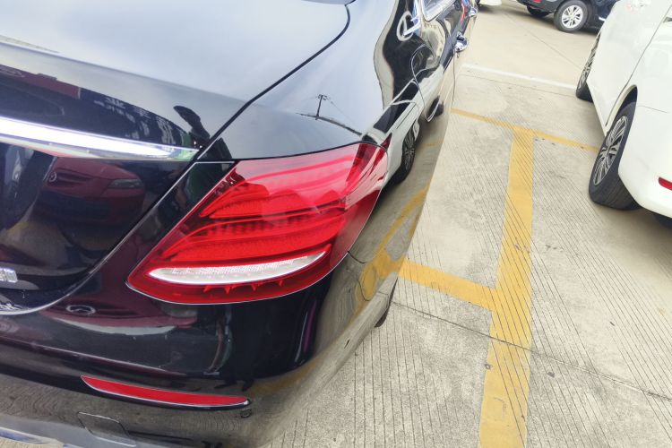 奔驰E级 2018款 改款 E 300 L 运动时尚型车身外观9