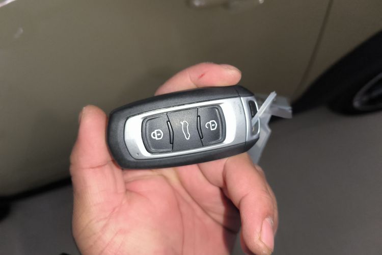 吉利银河 2025款 210km 熊猫骑士中控内饰7001