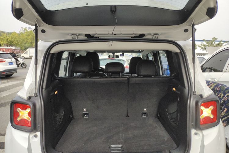 Jeep 自由侠 2018款 互联大屏版 180T 自动高能版机舱底盘23