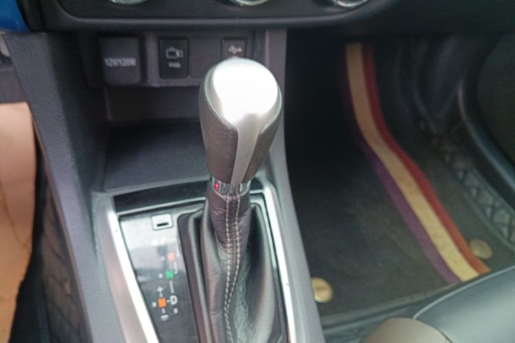 丰田 雷凌 2018款 185T CVT尊贵版 国V中控内饰18