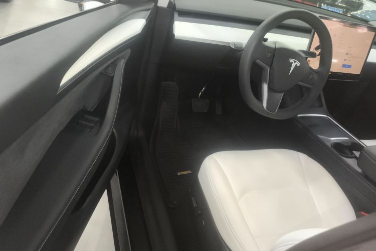 特斯拉 Model Y 2023款 长续航全轮驱动版中控内饰7003