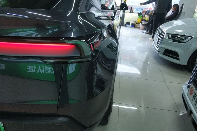 特斯拉 Model Y 2025款 长续航全轮驱动 首发版车身外观9