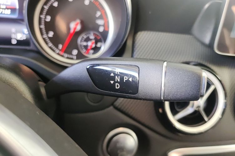 奔驰GLA 2019款 GLA 200 动感型中控内饰18