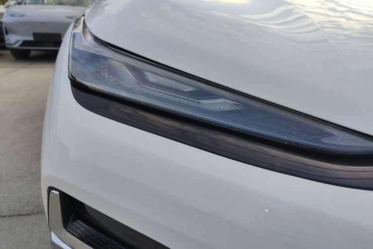 吉利银河 银河星耀8 2025款 130km EM-i 尊享版车身外观8