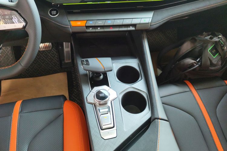 长安UNI-V 2024款 1.5T 尊贵运动型局部细节18