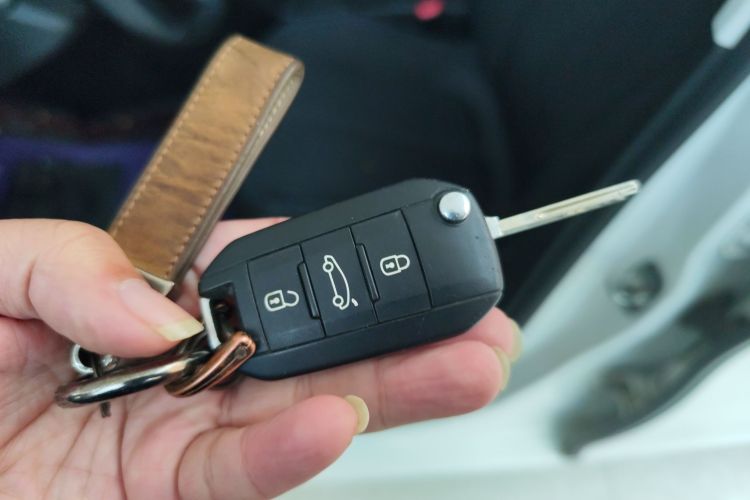 标致308 2018款 1.6L 自动时尚版中控内饰11