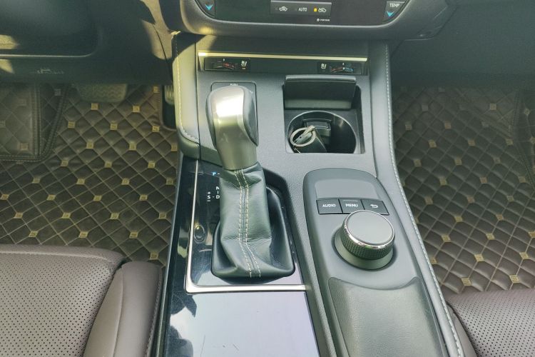 雷克萨斯ES 2017款 200 30周年纪念版局部细节18