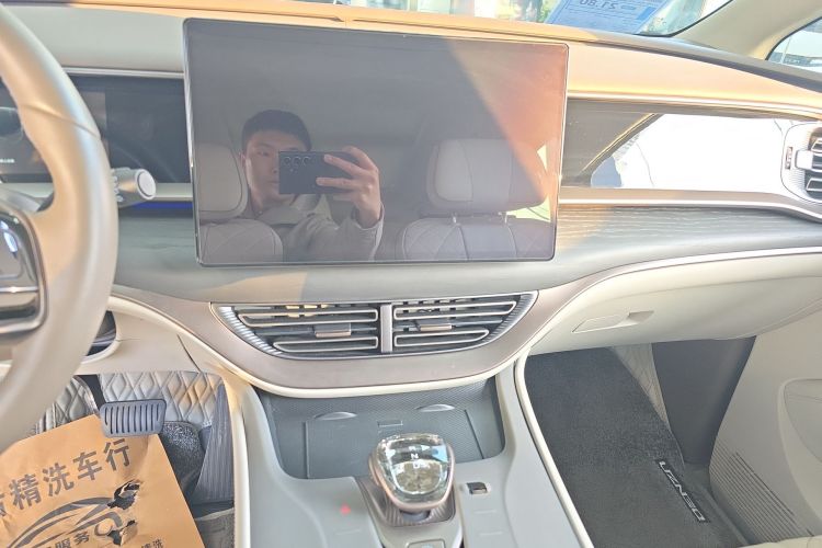 腾势D9 2024款 DM-i 980 四驱旗舰型中控内饰16