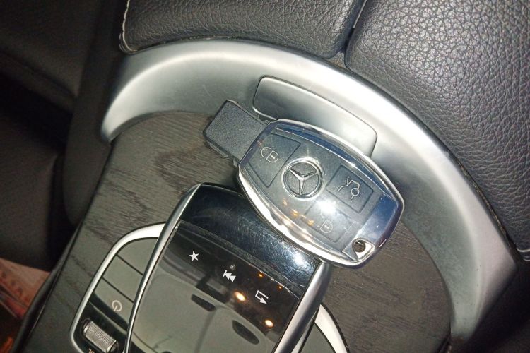 奔驰C级 2017款 改款 C 180 L 时尚型运动版中控内饰7001