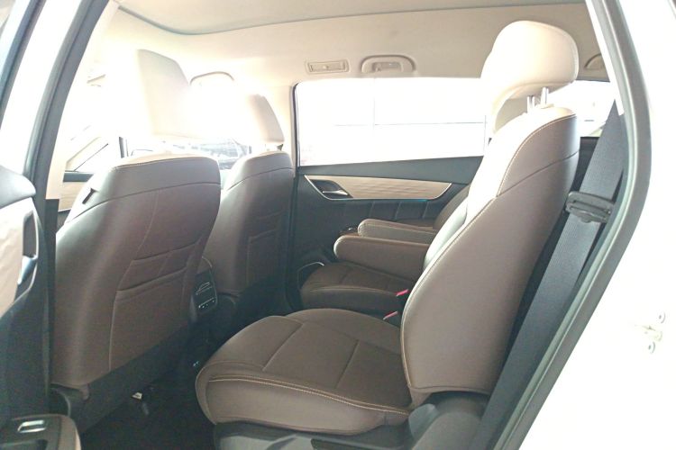 比亚迪 宋MAX新能源 2022款 DM-i 105KM 行政版中控内饰7004