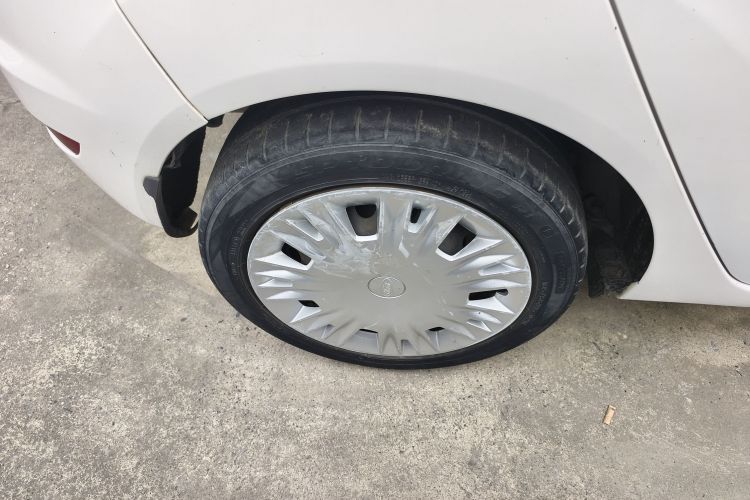 福特 嘉年华 2013款 两厢 1.5L 手动风尚型车身外观6008