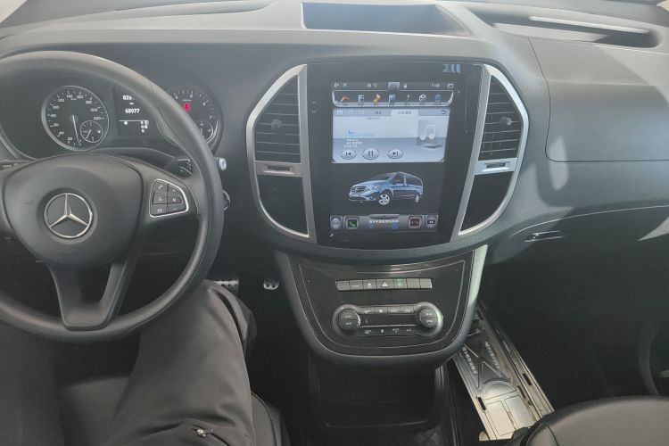 奔驰 威霆 2021款 2.0T 精英版 7座中控内饰7002